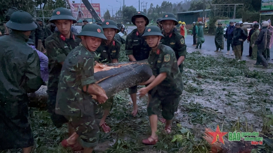 Bộ đội sát cánh cùng nhân dân khắc phục hậu quả bão số 3